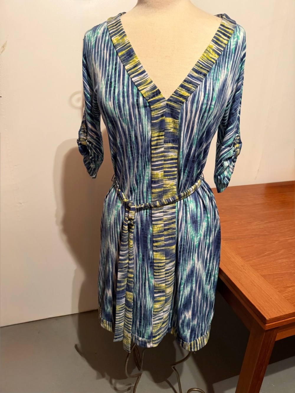 BCBGMAXAZRIA DRESS V-neck 3/4 Slv Knee Length Shift Multicolor Geometric Size S